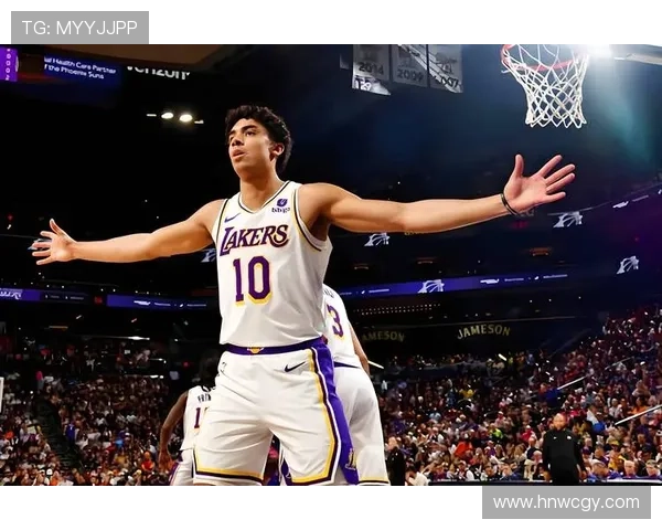 湖人官方宣布与克里斯马农签订双向合同加强阵容深度