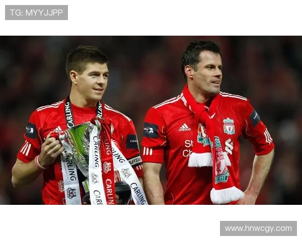 基恩与卡拉格在播客节目中巧遇撞衫引发笑料一脸懵的瞬间